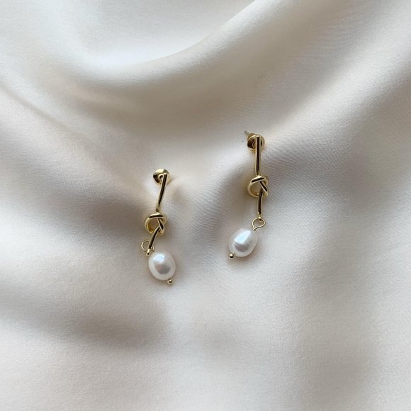 Gold Knot Geometric Freshwater Pearl earrings - Picture 1 of 3